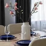 Spacious 4-bedroom By Renters アパート ワルシャワ