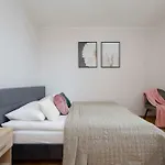 アパート Spacious 4-bedroom By Renters ワルシャワ