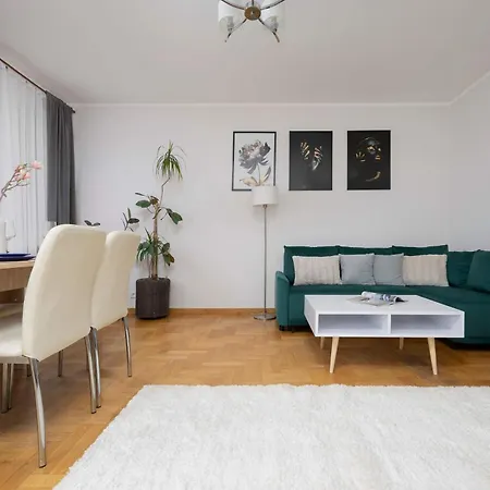 Spacious 4-bedroom By Renters Lejlighed