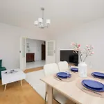 아파트 Spacious 4-bedroom By Renters