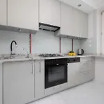 Spacious 4-bedroom By Renters * 바르샤바