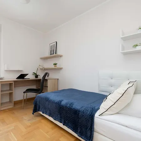 Spacious 4-bedroom By Renters Варшава