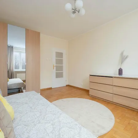 Spacious 4-bedroom By Renters * Варшава