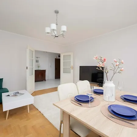 Апартаменты Spacious 4-bedroom By Renters