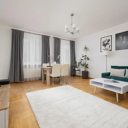 Spacious 4-bedroom By Renters 바르샤바