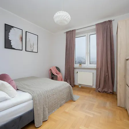Spacious 4-bedroom By Renters 바르샤바
