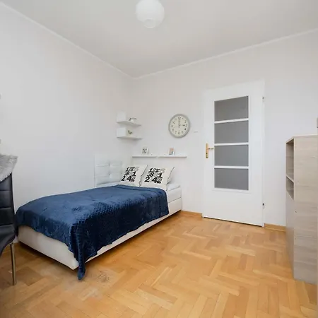Spacious 4-bedroom By Renters Varšava