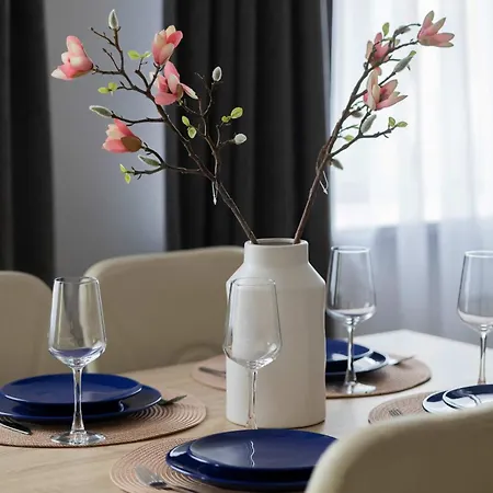Spacious 4-bedroom By Renters Apartmán Varšava