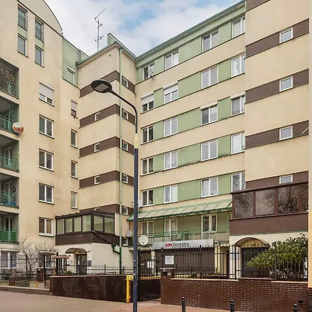 Spacious 4-bedroom By Renters Apartman Varsó