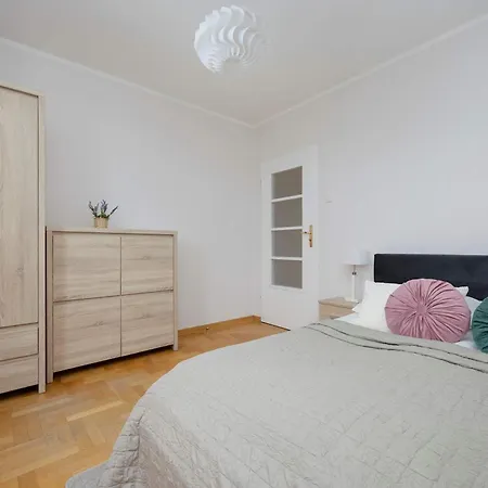 Spacious 4-bedroom By Renters Apartman Varsó